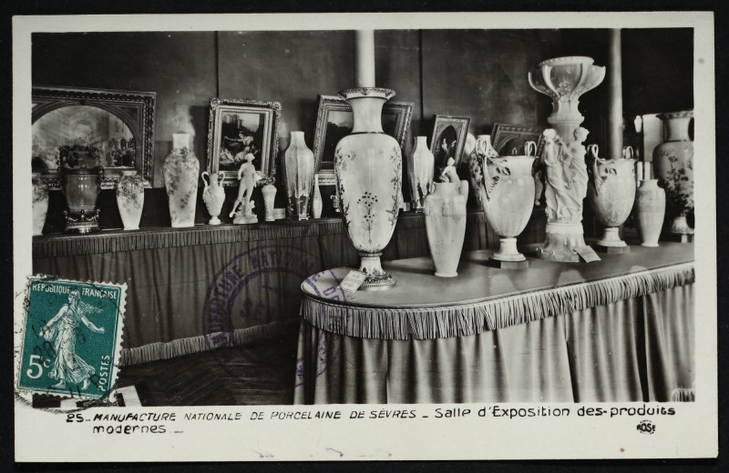 Carte postale ancienne Manufacture Nationale des porcelaines de Sèvres - Salle d'exposition des produits modernes à Sèvres