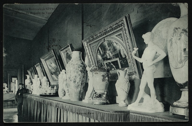 Carte postale ancienne Manufacture Nationale des porcelaines de Sèvres - Une salle du Magasin de Vente à Sèvres