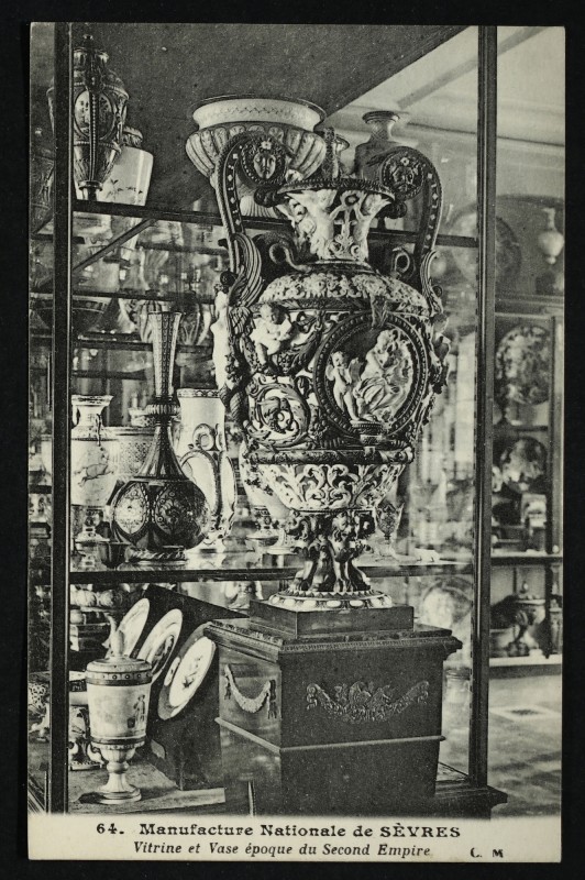 Carte postale ancienne Manufacture Nationale de Sèvres - Vitrine et Vase époque du second Empire à Sèvres
