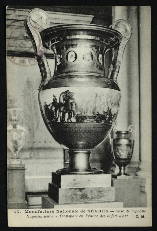 Carte postale ancienne Manufacture Nationale de Sèvres - Vase de l'époque Napoléonienne - Transport en France des objets d'art à Sèvres