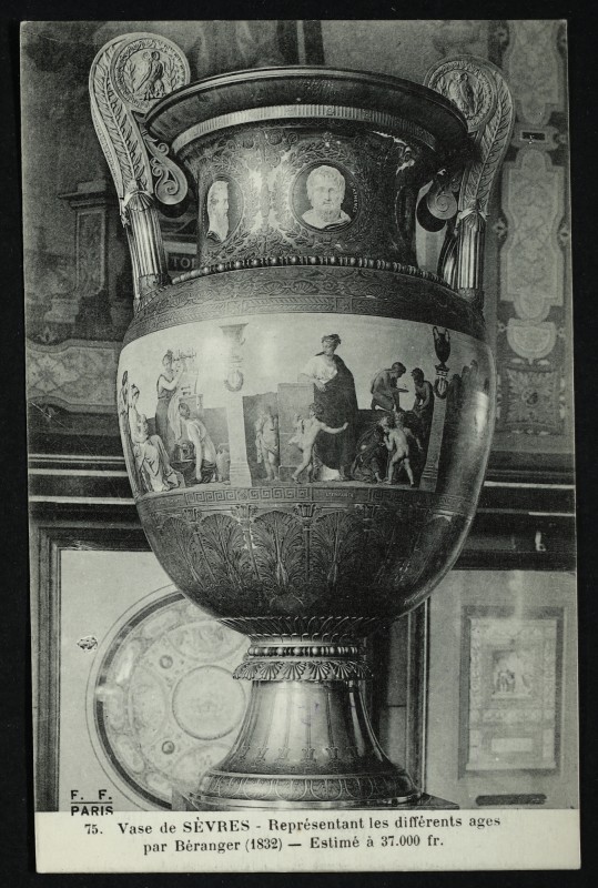 Carte postale ancienne Vase de Sèvres - Représentant les différents ages par Béranger (1832) - Estimé à 37.000 fr. à Sèvres