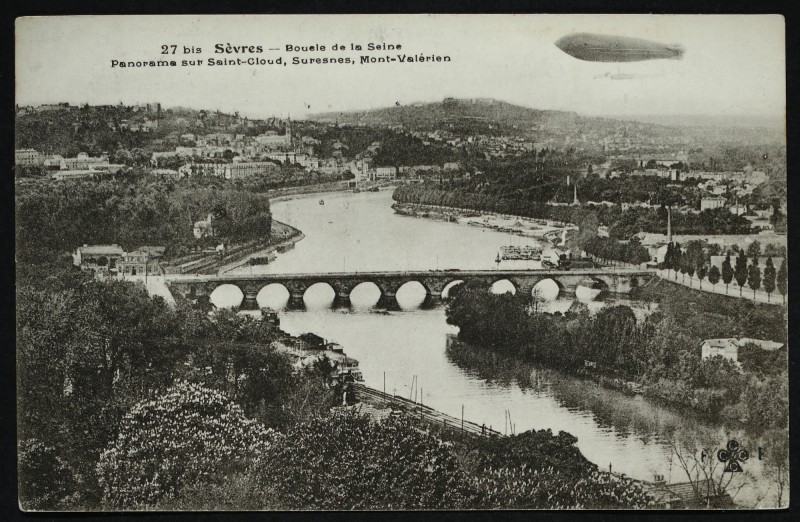 Carte postale ancienne Boucle de la seine - Panorama sur Saint-cloud, suresnes, mont-Valérien - Le "République" et la "Ville de Nancy" évoluant à Antony