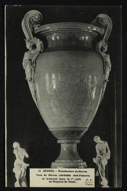 Carte postale ancienne Manufacture de Sèvres - Vase de Sèvres (véritable chef-d'oeuvre) se trouvent dans la 1re salle du Magasin de Vente à Sèvres