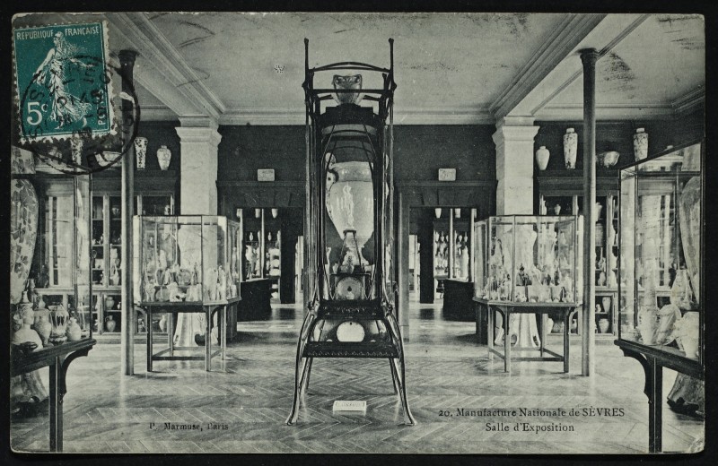 Carte postale ancienne Manufacture Nationale de Sèvres - Salle d'Exposition à Sèvres