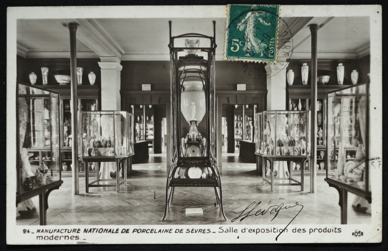 Carte postale ancienne Manufacture Nationale des porcelaines de Sèvres - Salle d'exposition des produits modernes à Sèvres