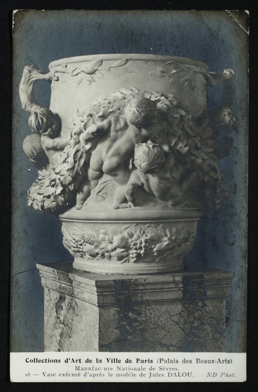 Carte postale ancienne Manufacture Nationale de Sèvres - Vase exécuté d'après le modèle de Jules Dalou à Sèvres