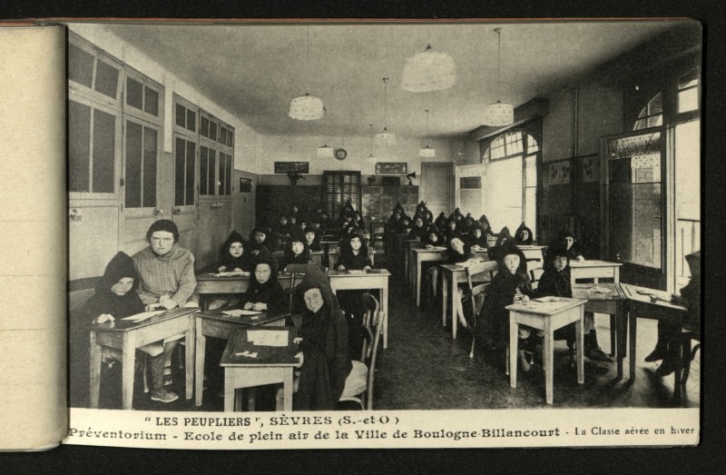 Carte postale ancienne Préventorium "Les Peupliers". Enfants en classe aérée en hiver. à Sèvres