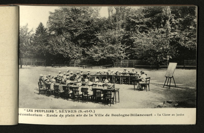 Carte postale ancienne Preventorium "Les Peupliers". La classe au jardin. à Sèvres