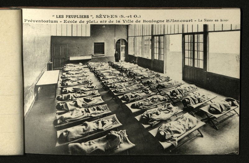 Carte postale ancienne Preventorium " Les Peupliers". La sieste en hiver. à Sèvres