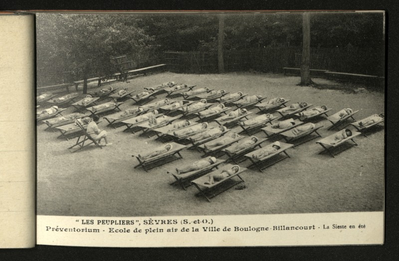 Carte postale ancienne Preventorium "Les Peupliers". La sieste en été. à Sèvres