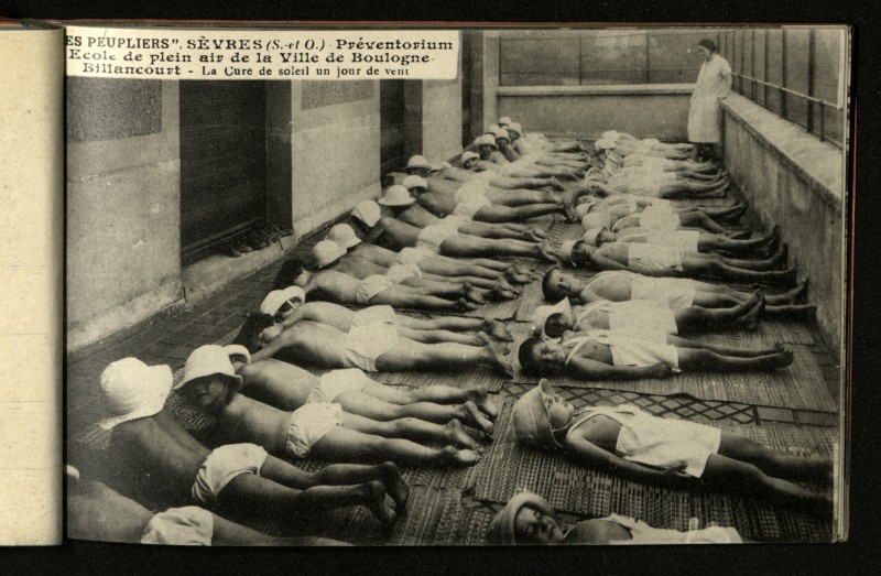 Carte postale ancienne Préventorium "Les Peupliers". La cure de soleil. à Sèvres