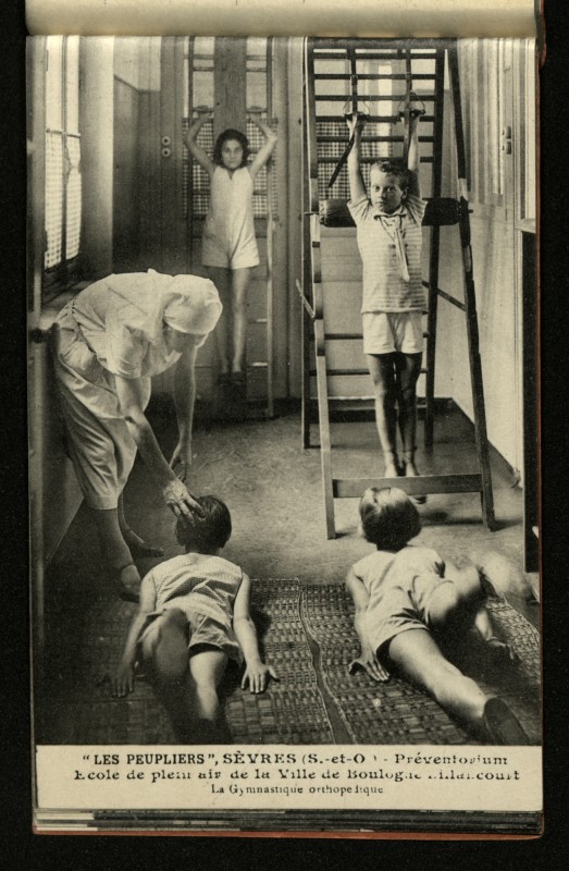 Carte postale ancienne Preventorium "Les Peupliers". La gymnastique orthopédique. à Sèvres