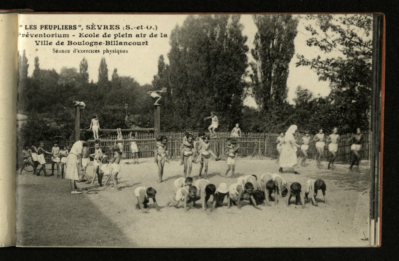 Carte postale ancienne Preventorium "Les Peupliers". Séance d'exercices physiques en plein-air. à Sèvres