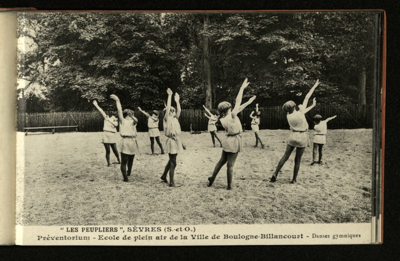 Carte postale ancienne Preventorium "Les Peupliers". Danses gymniques. à Sèvres