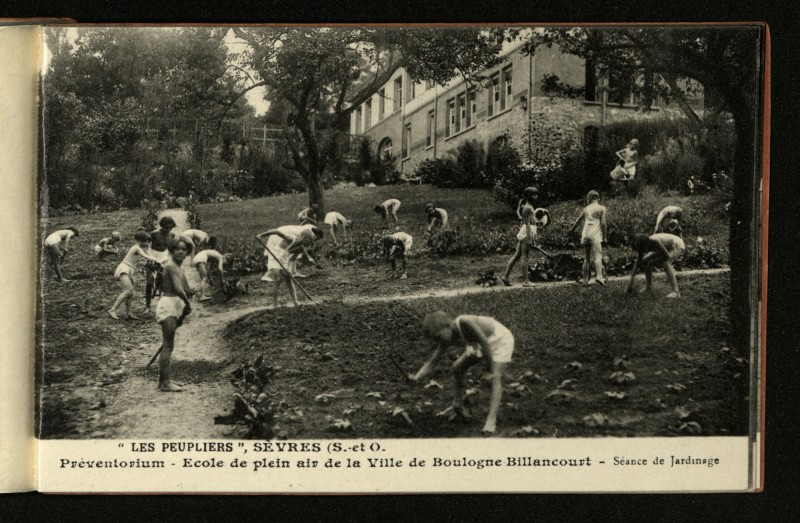 Carte postale ancienne Preventorium "Les Peupliers". Séance de jardinage. à Sèvres