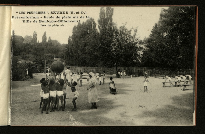 Carte postale ancienne Preventorium "les Peupliers". Jeux de plein-air. à Sèvres
