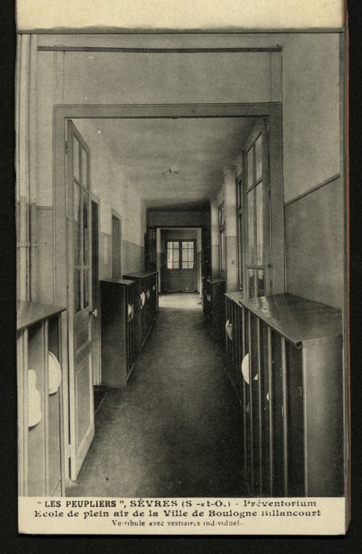 Carte postale ancienne Préventorium "Les Peupliers". Un vestibule avec vestiaires individuels. à Sèvres