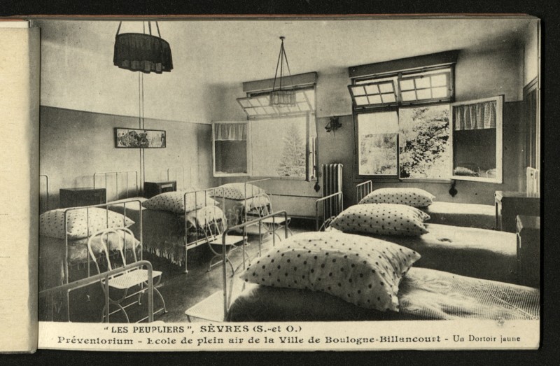 Carte postale ancienne Préventorium "Les Peupliers". Un "dortoir jaune". à Sèvres