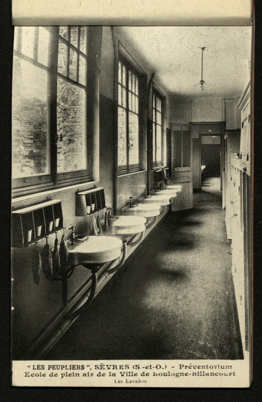 Carte postale ancienne Préventorium "Les Peupliers". Les lavabos. à Sèvres