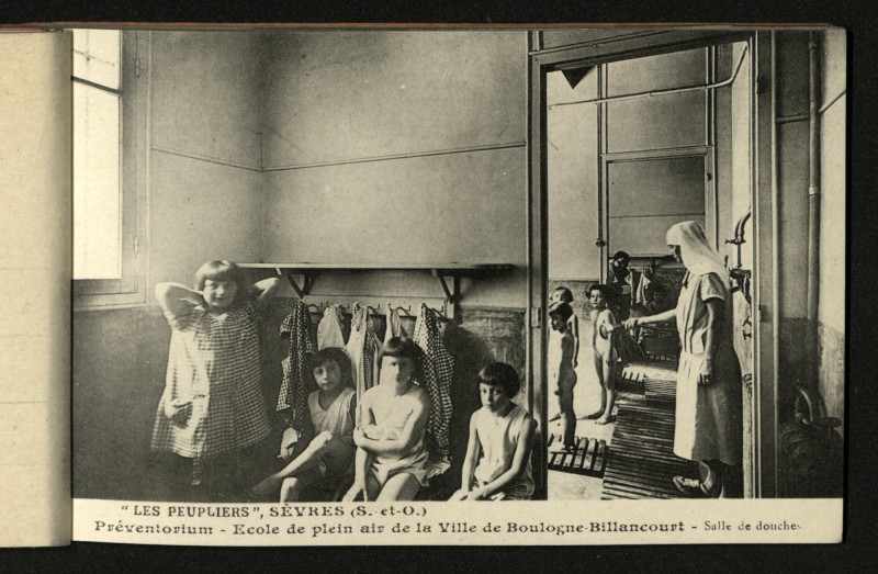 Carte postale ancienne Préventorium "Les Peupliers". Des fillettes attendent la douche. à Sèvres