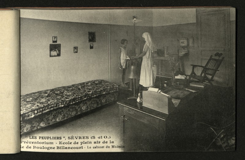 Carte postale ancienne Préventorium "Les Peupliers". Le cabinet du médecin. à Sèvres