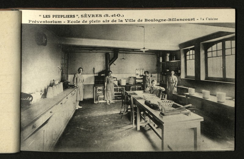 Carte postale ancienne Préventorium "Les Peupliers". La cuisine. à Sèvres