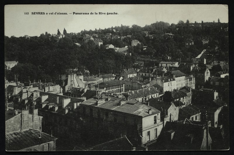 Carte postale ancienne Sèvres à vol d'oiseau . - Panorama de la Rive gauche à Sèvres