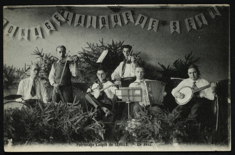 Carte postale ancienne Patronage Laïque de Sèvres - Le Jazz Groupe de jeunes hommes et leurs instruments de musique posant en orchestre. à Sèvres