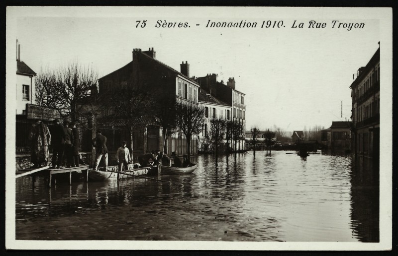 Carte postale ancienne Inondation 1910 - La Rue Troyon à Sèvres
