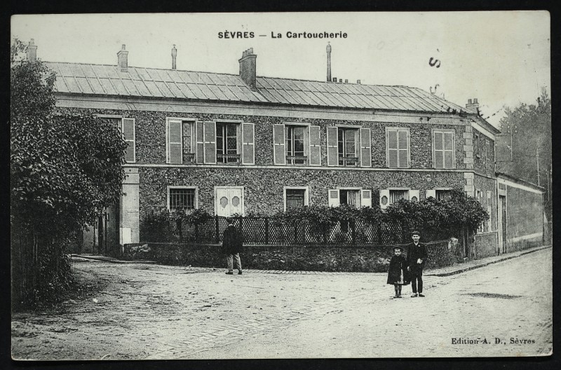 Carte postale ancienne La Cartoucherie à Sèvres