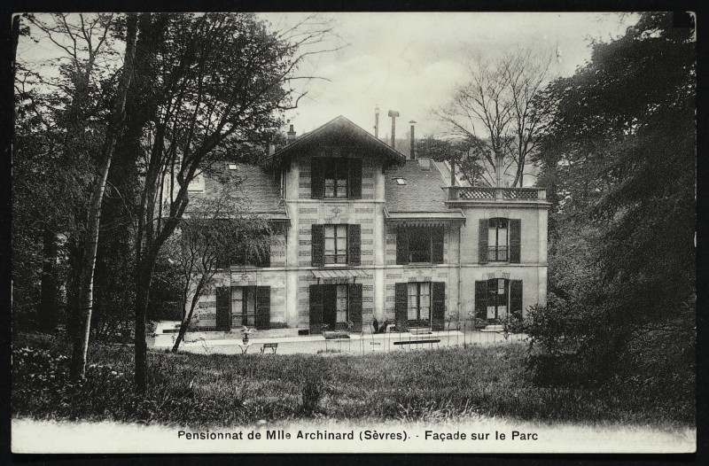 Carte postale ancienne Pensionnat de Mlle Archinard - Façade sur le Parc à Sèvres