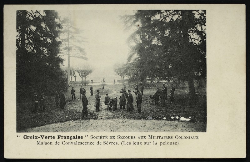 Carte postale ancienne "Croix-verte française" société de Secours aux Militaires Coloniaux - Maison de Convalescence de Sèvres. (Les jeux sur la pelouse). à Sèvres
