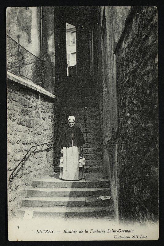 Carte postale ancienne Escalier de la Fontaine Saint-Germain à Sèvres