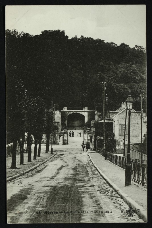 Carte postale ancienne La Grille et le Pont du Mail à Sèvres