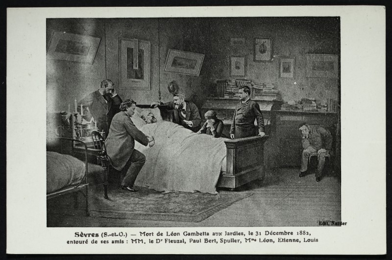 Carte postale ancienne Mort de Léon Gambetta aux Jardies, le 31 décembre 1882 entouré de ses amis : MM. le DrFleuzal, Paul Bert, Spuller, Mme Léon, Etienne, Louis. à Sèvres