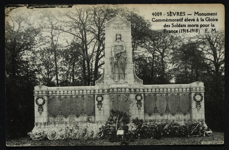 Carte postale ancienne Monument Commémoratif élevé à la Gloire des Soldats morts pour la France (1914-1918) à Sèvres