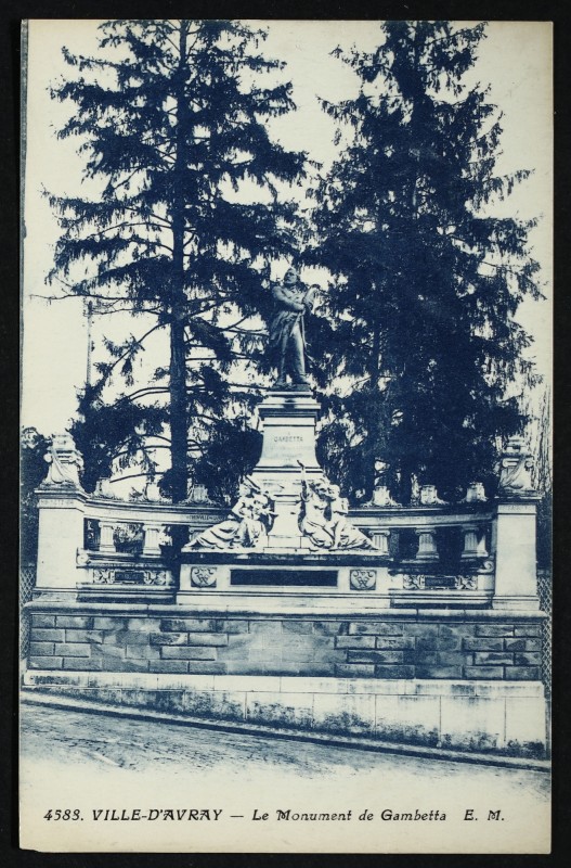 Carte postale ancienne Le Monument de Gambetta à Sèvres