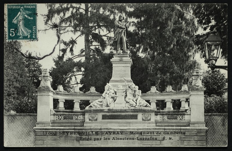 Carte postale ancienne Monument de Gambetta érigé par les Alsaciens-Lorrains à Sèvres