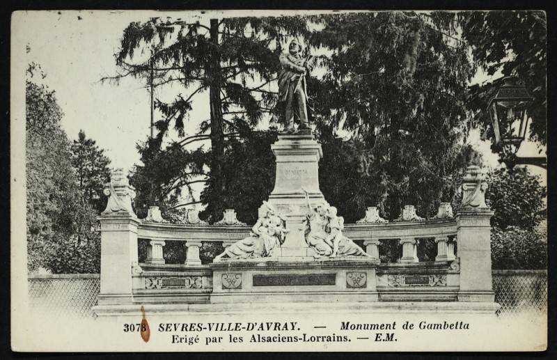 Carte postale ancienne Monument de Gambetta érigé par les Alsaciens-Lorrains à Sèvres