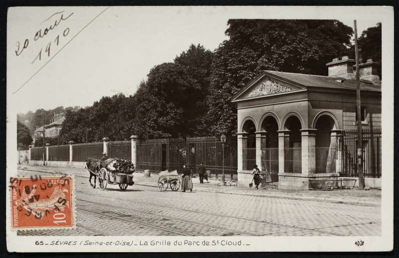 Carte postale ancienne La Grille du Parc de St Cloud à Sèvres