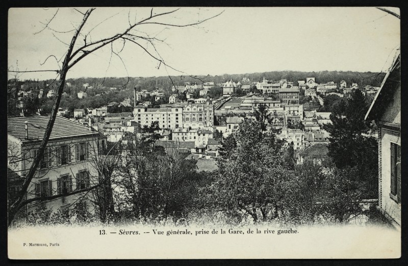 Carte postale ancienne Vue générale, prise de la gare, de la rive gauche à Sèvres