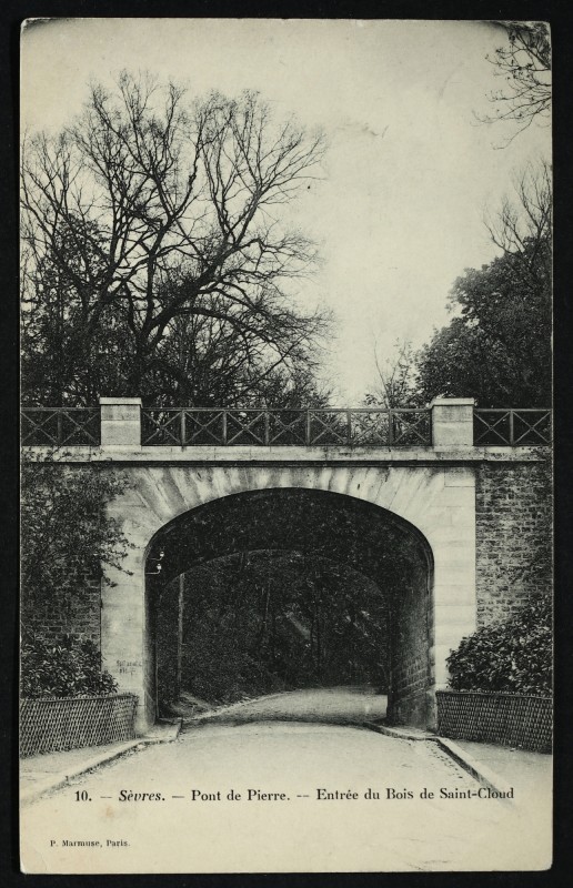 Carte postale ancienne Sevres - Pont de Pierre - Entrée du Bois de Saint-Cloud à Saint-Cloud