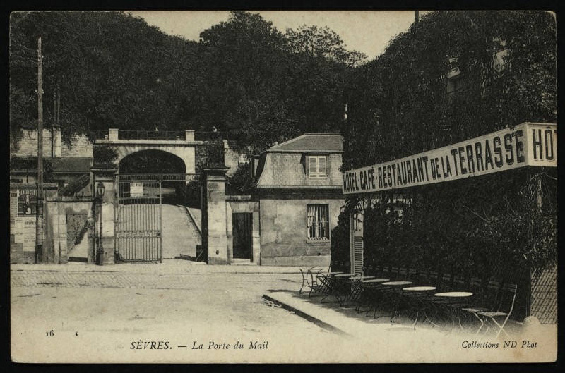 Carte postale ancienne La Porte du Mail à Saint-Cloud
