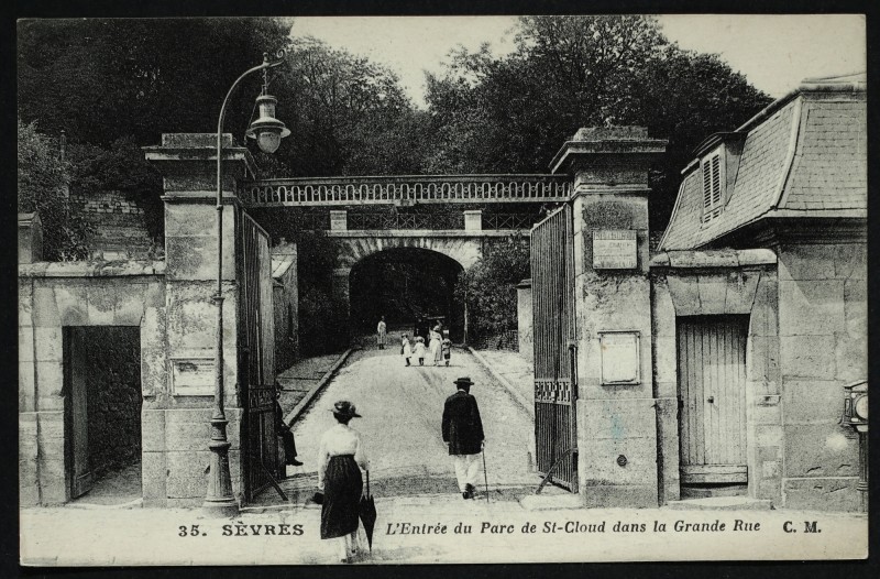 Carte postale ancienne L'Entrée du Parc de St-Cloud dans la Grande Rue à Saint-Cloud