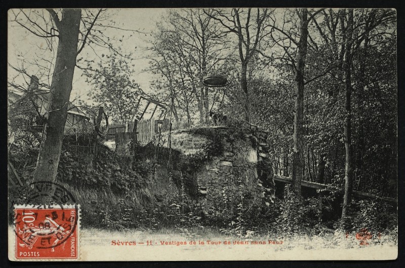 Carte postale ancienne Vestiges de la Tour de Jean sans Peur à Sèvres