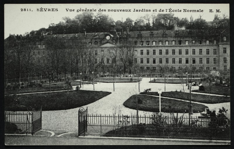 Carte postale ancienne Vue générale des nouveaux Jardins et de l'Ecole Normale à Sèvres