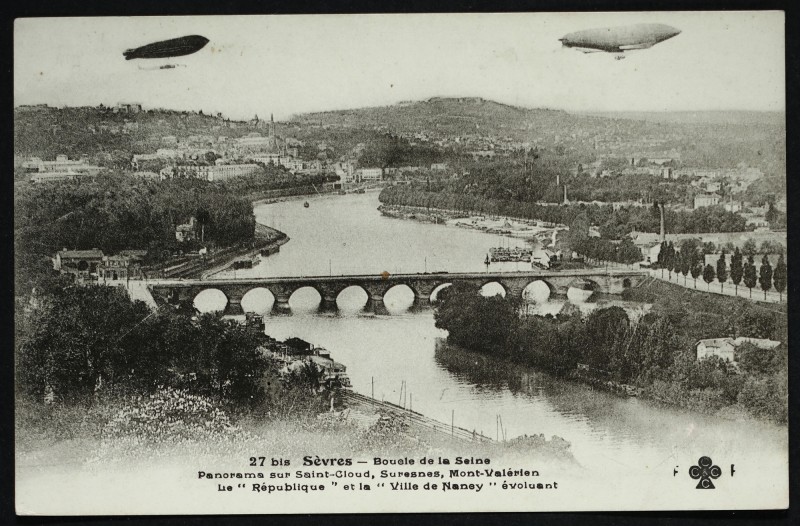 Carte postale ancienne Boucle de la seine - Panorama sur Saint-cloud, suresnes, mont-Valérien - Le "République" et la "Ville de Nancy" évoluant à Antony