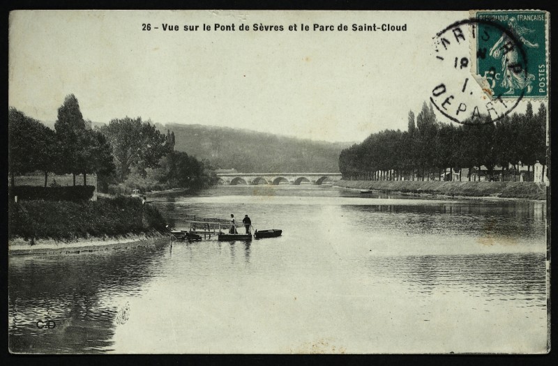 Carte postale ancienne Vue sur le Pont de Sèvres et le Parc de Saint-Cloud à Sèvres