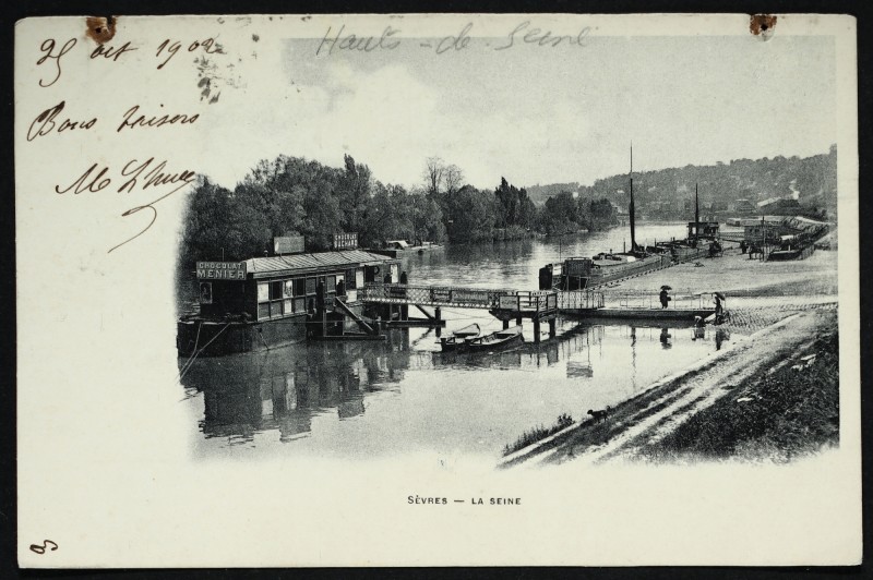 Carte postale ancienne La Seine [Ponton] à Sèvres