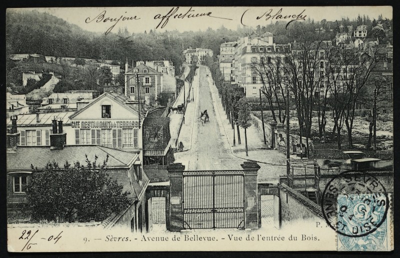 Carte postale ancienne Avenue de Belle-Vue. Vue de l'entrée du Bois à Saint-Cloud